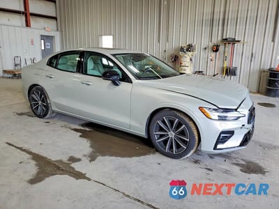 Czwarte zdjęcie samochodu z boku: 2022 VOLVO S60 B5 MOMENTUM VIN:7JRL12TZ0NG162596 - miniatura