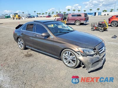 Czwarte zdjęcie samochodu z boku: 2016 MERCEDES-BENZ C 300 VIN:WDDWF4JB6GR178636 - miniatura