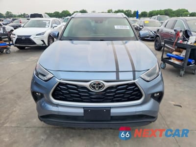 Piąte zdjęcie samochodu w środku: 2023 TOYOTA HIGHLANDER XLE VIN:5TDKDRAH1PS018083 - miniatura
