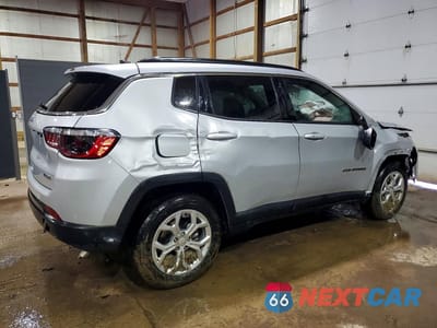 Trzecie zdjęcie samochodu z tyłu: 2024 JEEP COMPASS LATITUDE VIN:3C4NJDBN3RT117803 - miniatura