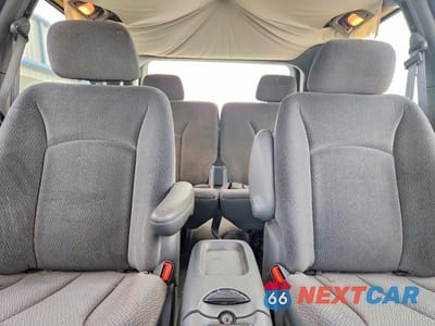 Zdjęcie 10 z 13 samochodu: 2004 DODGE GRAND CARAVAN SXT VIN:2D4GP44L64R585817 - miniatura