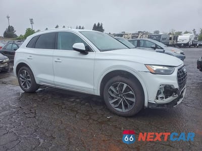 Czwarte zdjęcie samochodu z boku: 2021 AUDI Q5 PREMIUM VIN:WA1AAAFY2M2052786 - miniatura