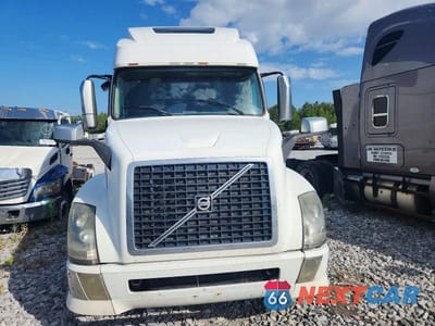 Zdjęcie 9 z 10 samochodu: 2014 VOLVO VNL SEMI TRUCK VIN:4V4NC9EH7EN172296 - miniatura