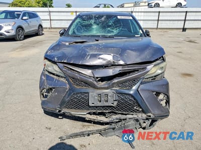 Piąte zdjęcie samochodu w środku: 2018 TOYOTA CAMRY XSE VIN:4T1B61HK3JU506849 - miniatura