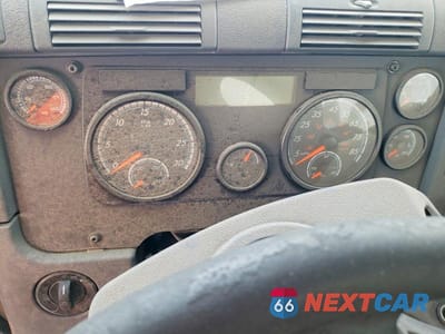 Zdjęcie 8 z 10 samochodu: 2019 FREIGHTLINER CASCADIA 125 SEMI TRUCK VIN:3AKNGEDR2KSKT2136 - miniatura