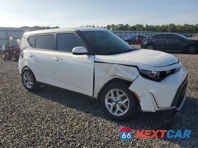 Czwarte zdjęcie samochodu z boku: 2023 KIA SOUL LX VIN:KNDJ23AU2P7894196 - miniatura