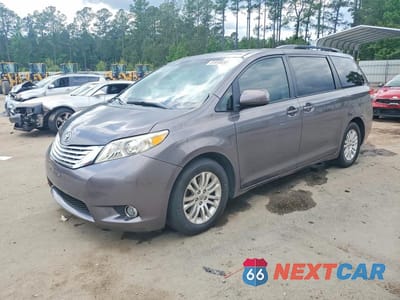2013 TOYOTA SIENNA XLE 8-PASSENGER 5TDYK3DC5DS323062 - główne zdjęcie licytacji z USA - miniatura