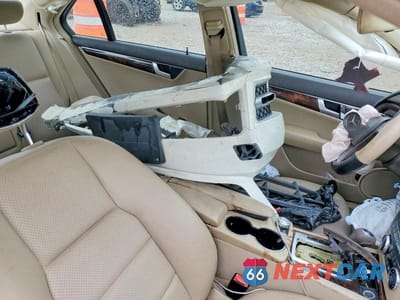 Zdjęcie 12 z 13 samochodu: 2012 MERCEDES-BENZ C 250 VIN:WDDGF4HB5CA626545 - miniatura