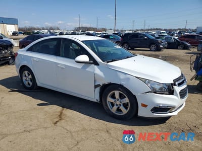 Czwarte zdjęcie samochodu z boku: 2015 CHEVROLET CRUZE LT VIN:1G1PC5SB7F7125930 - miniatura