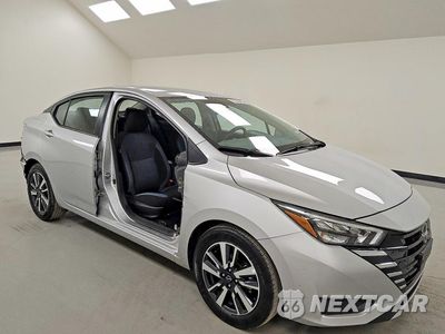 Czwarte zdjęcie samochodu z boku: 2025 NISSAN VERSA SV VIN:3N1CN8EV4SL832726 - miniatura