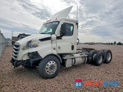 Drugie zdjęcie samochodu z przodu: 2025 FREIGHTLINER CASCADIA 116 SEMI TRUCK VIN:3AKJHTDV9SSVL0339 - miniatura