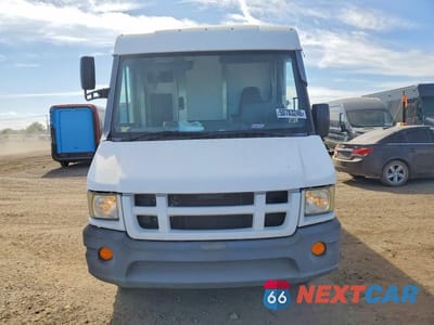 Piąte zdjęcie samochodu w środku: 2012 ISUZU NPR DELIVERY VAN VIN:JALB4T176C7W00042 - miniatura