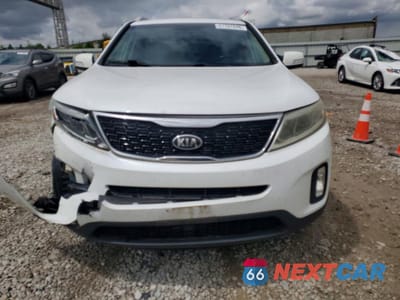 Piąte zdjęcie samochodu w środku: 2015 KIA SORENTO VIN:5XYKT3A69FG617646 - miniatura