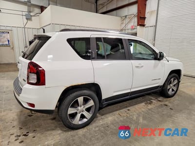 Trzecie zdjęcie samochodu z tyłu: 2017 JEEP COMPASS LATITUDE VIN:1C4NJCEA4HD118059 - miniatura