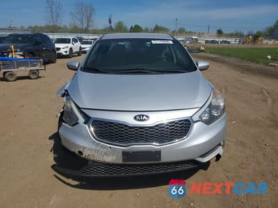 Piąte zdjęcie samochodu w środku: 2016 KIA FORTE LX VIN:KNAFK4A63G5500078 - miniatura