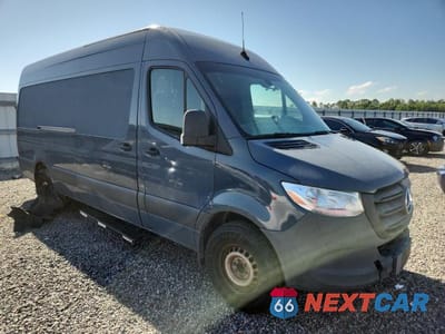 Czwarte zdjęcie samochodu z boku: 2019 MERCEDES BENZ SPRINTER 2500 DELIVERY VAN VIN:WD4PF1CD1KP129074 - miniatura