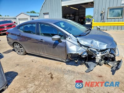 Czwarte zdjęcie samochodu z boku: 2020 NISSAN VERSA SV VIN:3N1CN8EV4LL860186 - miniatura