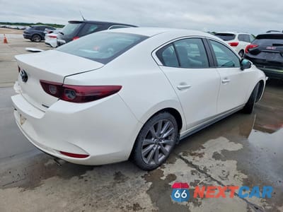 Trzecie zdjęcie samochodu z tyłu: 2021 MAZDA 3 SELECT VIN:JM1BPABL5M1321470 - miniatura