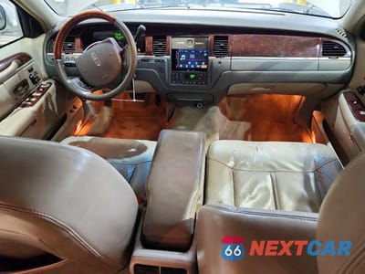 Zdjęcie 8 z 12 samochodu: 2009 LINCOLN TOWN CAR SIGNATURE LIMITED VIN:2LNHM82V99X635968 - miniatura