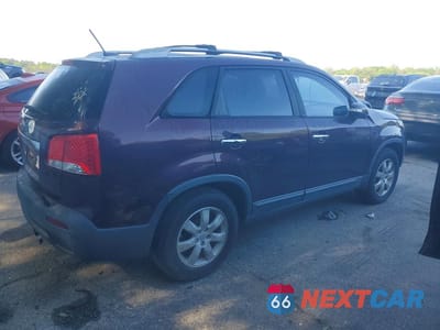Trzecie zdjęcie samochodu z tyłu: 2013 KIA SORENTO LX VIN:5XYKT4A69DG351287 - miniatura