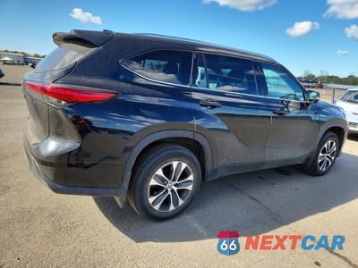 Trzecie zdjęcie samochodu z tyłu: 2020 TOYOTA HIGHLANDER XLE VIN:5TDGZRBH2LS017881 - miniatura