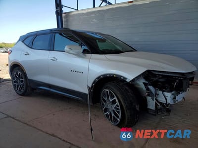 Czwarte zdjęcie samochodu z boku: 2025 CHEVROLET BLAZER RS VIN:3GNKBERS1SS110093 - miniatura