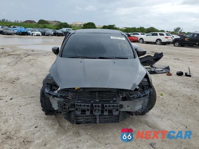 Piąte zdjęcie samochodu w środku: 2017 FORD FOCUS ST VIN:1FADP3L92HL229708 - miniatura