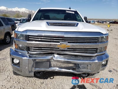 Piąte zdjęcie samochodu w środku: 2018 CHEVROLET SILVERADO K3500 LT VIN:1GC4KZCY5JF219570 - miniatura