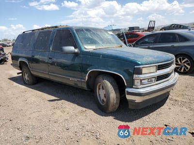 Czwarte zdjęcie samochodu z boku: 1997 CHEVROLET SUBURBAN C1500 VIN:3GNEC16R6VG173251 - miniatura
