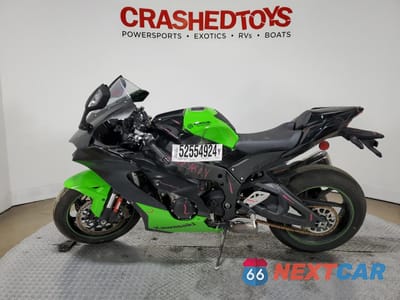 Trzecie zdjęcie samochodu z tyłu: 2024 KAWASAKI ZX1002 T VIN:JKBZXVT15RA000108 - miniatura