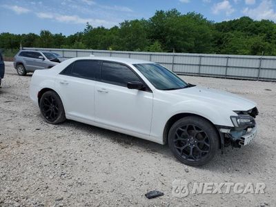 Czwarte zdjęcie samochodu z boku: 2019 CHRYSLER 300 TOURING VIN:2C3CCAAG2KH610104 - miniatura