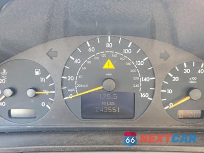 Zdjęcie 9 z 15 samochodu: 2001 MERCEDES-BENZ E 320 VIN:WDBJF65J81B179612 - miniatura