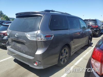 Trzecie zdjęcie samochodu z tyłu: 2016 TOYOTA SIENNA SE VIN:5TDXK3DC1GS729890 - miniatura