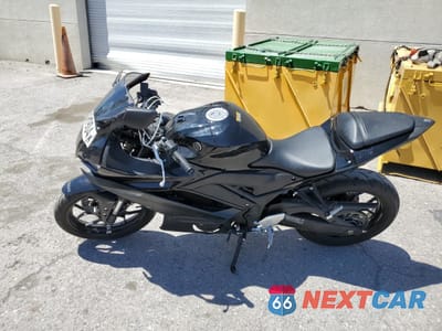 Trzecie zdjęcie samochodu z tyłu: 2022 YAMAHA YZFR3 A VIN:MH3RH18Y0NK009312 - miniatura