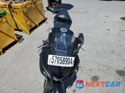 Piąte zdjęcie samochodu w środku: 2022 YAMAHA YZFR3 A VIN:MH3RH18Y0NK009312 - miniatura