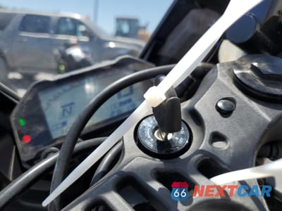 Zdjęcie 8 z 10 samochodu: 2022 YAMAHA YZFR3 A VIN:MH3RH18Y0NK009312 - miniatura