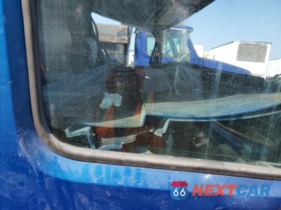 Piąte zdjęcie samochodu w środku: 2017 VOLVO VN VNL VIN:4V4NC9EH7HN976196 - miniatura