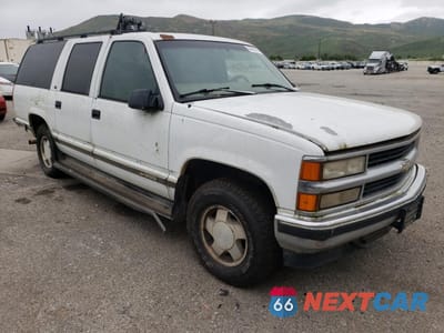 Czwarte zdjęcie samochodu z boku: 1998 CHEVROLET SUBURBAN K1500 VIN:3GNFK16RXWG103566 - miniatura