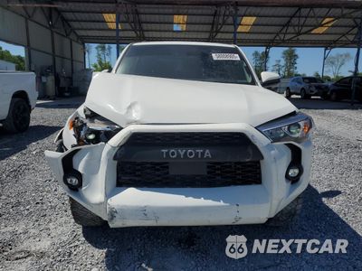 Piąte zdjęcie samochodu w środku: 2024 TOYOTA 4RUNNER SR5 VIN:JTEEU5JR1R5305300 - miniatura