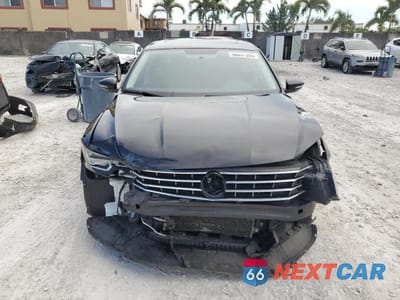 Piąte zdjęcie samochodu w środku: 2018 VOLKSWAGEN PASSAT SE VIN:1VWBA7A32JC028354 - miniatura