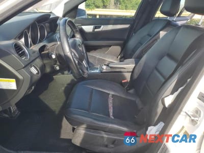 Zdjęcie 7 z 12 samochodu: 2014 MERCEDES-BENZ C 250 VIN:WDDGF4HB3ER306726 - miniatura