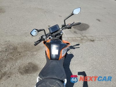 Zdjęcie 6 z 10 samochodu: 2018 KTM 390 DUKE VIN:MD2JPJ40XJC255488 - miniatura