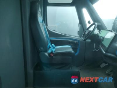 Zdjęcie 11 z 13 samochodu: 2023 RIVIAN EDV 700 VIN:7FCEHEB72PN009084 - miniatura