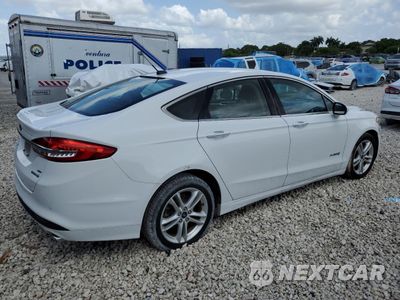 Trzecie zdjęcie samochodu z tyłu: 2018 FORD FUSION SE HYBRID VIN:3FA6P0LU1JR281897 - miniatura