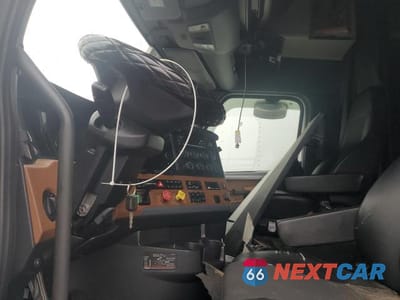 Piąte zdjęcie samochodu w środku: 2022 FREIGHTLINER CASCADIA 126 VIN:3AKJHHDRXNSND2410 - miniatura