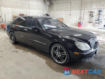 Czwarte zdjęcie samochodu z boku: 2002 MERCEDES-BENZ S 500 VIN:WDBNG75JX2A312074 - miniatura