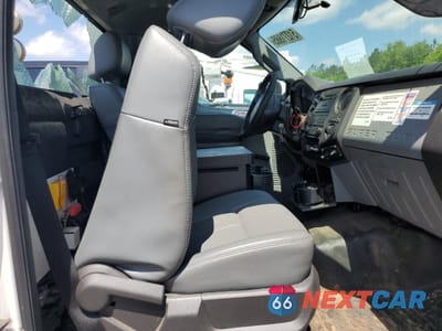 Piąte zdjęcie samochodu w środku: 2013 FORD F450 SUPER DUTY BUCKET TRUCK VIN:1FDUF4GY0DEB05287 - miniatura