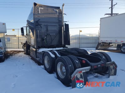 Trzecie zdjęcie samochodu z tyłu: 2021 VOLVO VNL SEMI TRUCK VIN:4V4NC9EH5MN265283 - miniatura