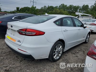 Trzecie zdjęcie samochodu z tyłu: 2019 FORD FUSION SE VIN:3FA6P0LU7KR124800 - miniatura