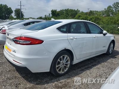 Trzecie zdjęcie samochodu z tyłu: 2019 FORD FUSION SE VIN:3FA6P0LU0KR124797 - miniatura